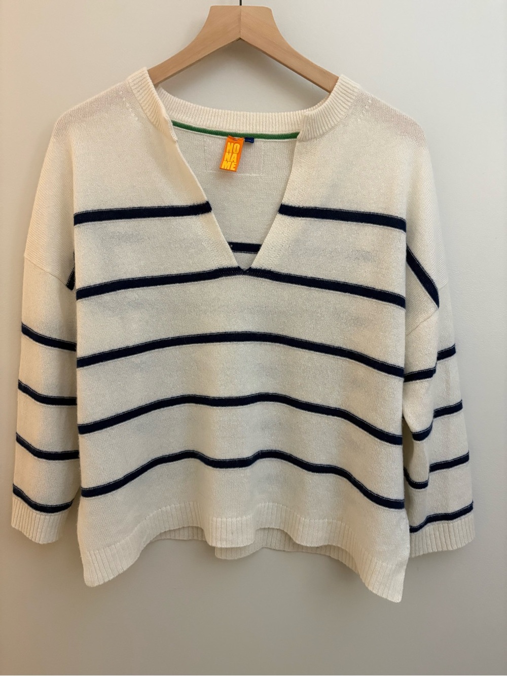 100% Cashmere NoName warm white Stripe V-Neck Sweater with Navy lines. Size M